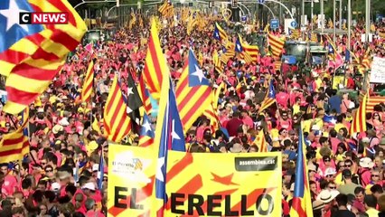 A Barcelone, les indépendantistes montrent leur force en défilant en masse