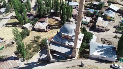 İki farklı minaresiyle dikkat çeken cami havadan görüntülendi