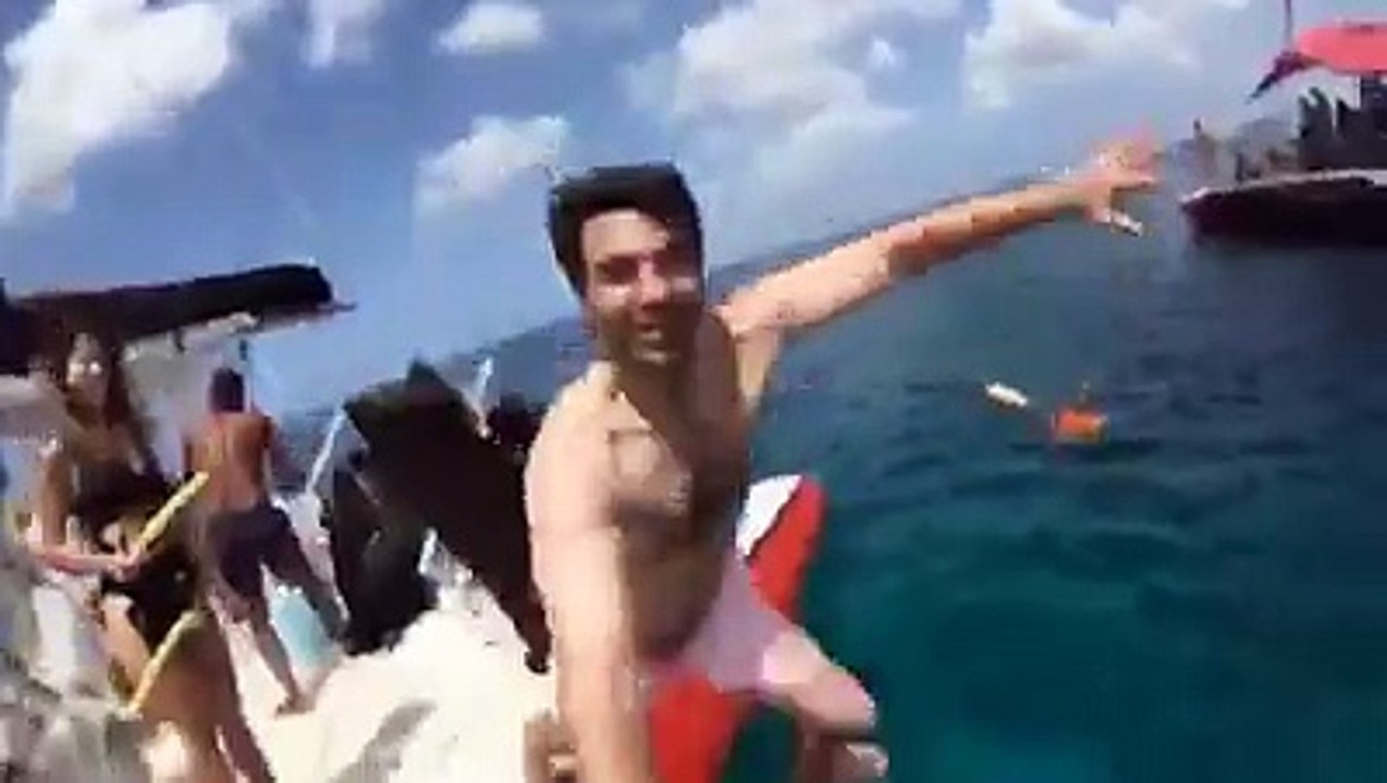 Nadar con tortugas en las aguas cristalinas de #Barbados, es una de las actividades que Jessica Barboza Peace&Vogue y su esposo disfrutaron en nuestro destino C