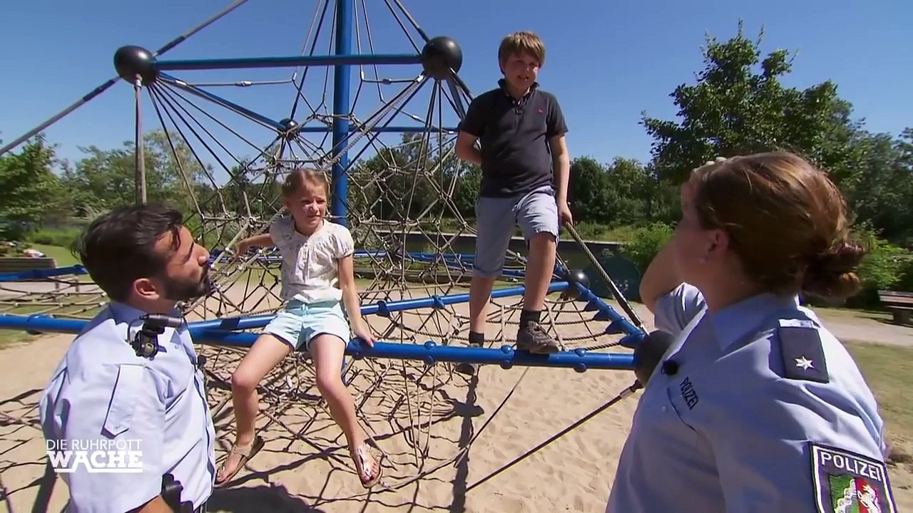 Schock für Polizei: Kind hat Drogen im Gepäck! | TEIL 1/2 | Die Ruhrpottwache | SAT.1 TV