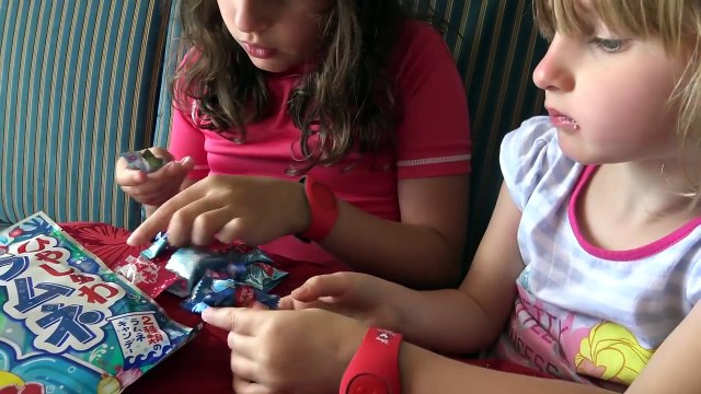 [BONBON] On teste des crabes & bonbons du Mexique, Chine, Norvège, Allemagne - SBT Food