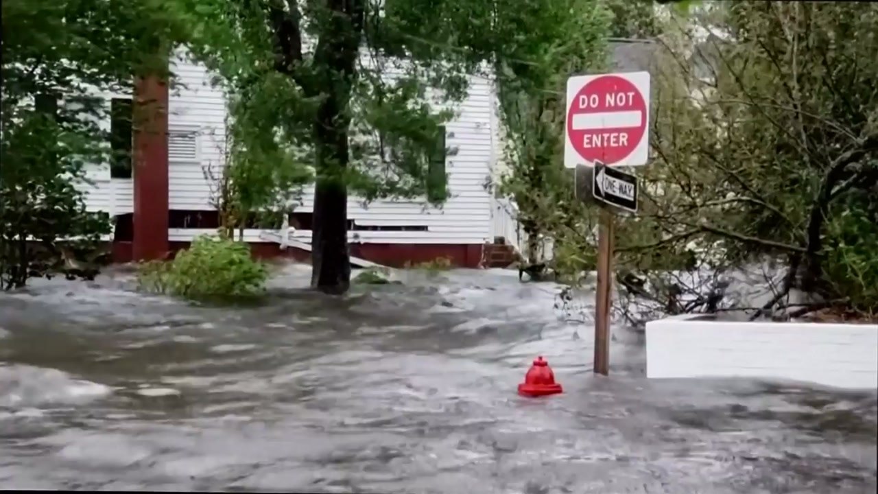 허리케인 강타 美 1m '물 폭탄'...최소 5명 사망 / YTN