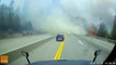 Ce routier n'a pas le choix et doit traverser un mur de fumée et de feu en Californie
