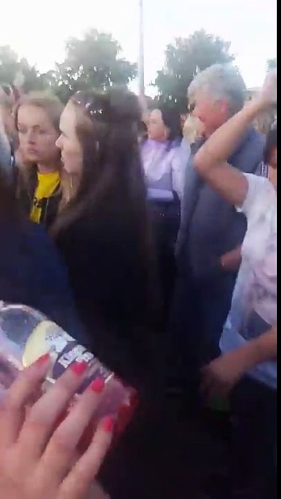 Un vieux dans un concert électro... il saute les mains dans les poches