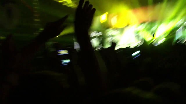 Quand tu filmes un concert.. et perds ton téléphone !