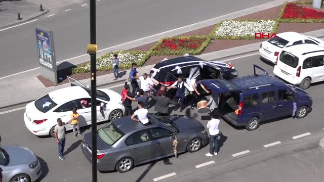 Sivas Düğün Konvoyu Kırmızı Işıkta Durdu, Araçlardan İnenler Oynadı