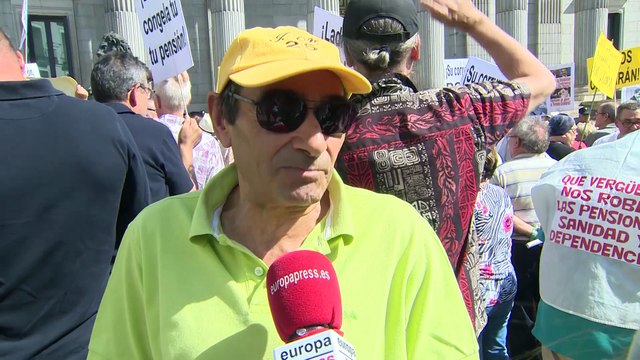 Decenas de pensionistas se manifiestan frente al Congreso