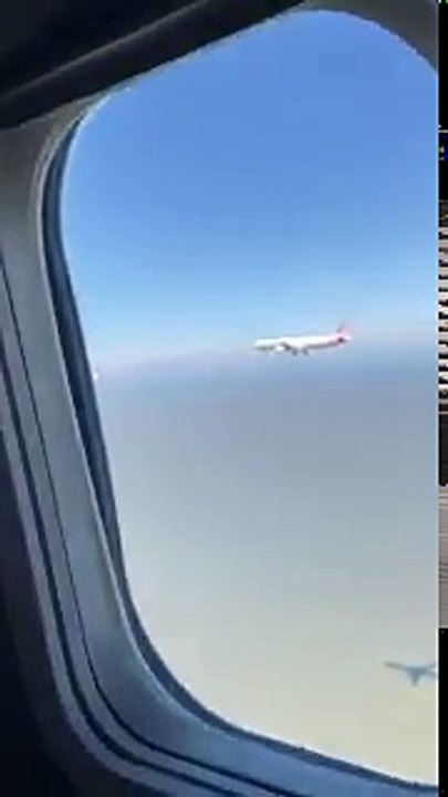 سعودي يوثق عملية هبوط طائرة يستقلها مع طائرة أخرى في نفس الوقت