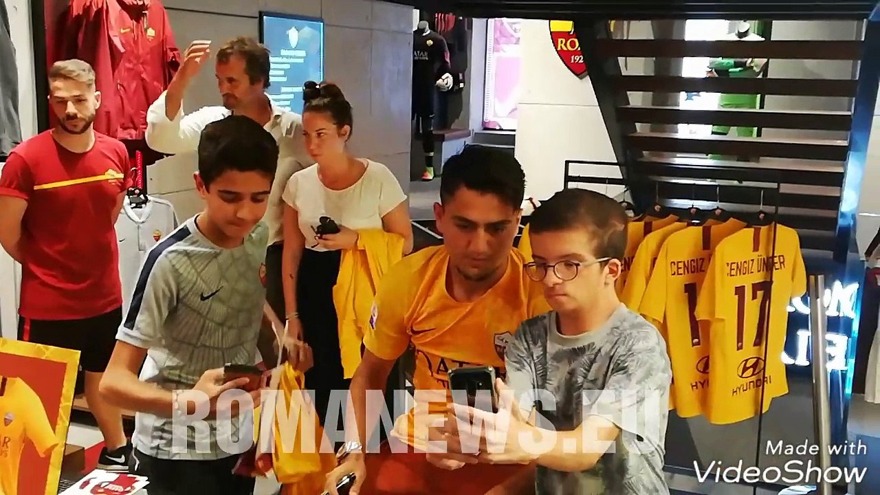 Cengiz Under al Roma Store a Via del Corso