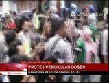 Protes Pemukulan Dosen, Mahasiswa Bentrok dengan Polisi