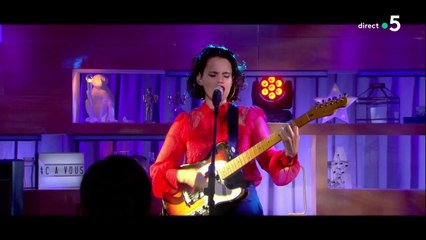 Anna Calvi - « Don't Beat the Girl out of My Boy » (live) - C à Vous - 12/09/2018