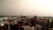 En plein orage un éclair touche un train qui circule au japon. Impressionnant