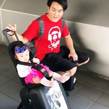 Un papa et son bébé au top de la hi-tech pour se déplacer à l'aéroport