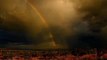Un magnifique double arc-en-ciel apparaît en plein orage en Australie... Magique