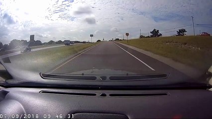 Un ouvrier au milieu de l'autoroute va avoir beaucoup de chance... Bon karma