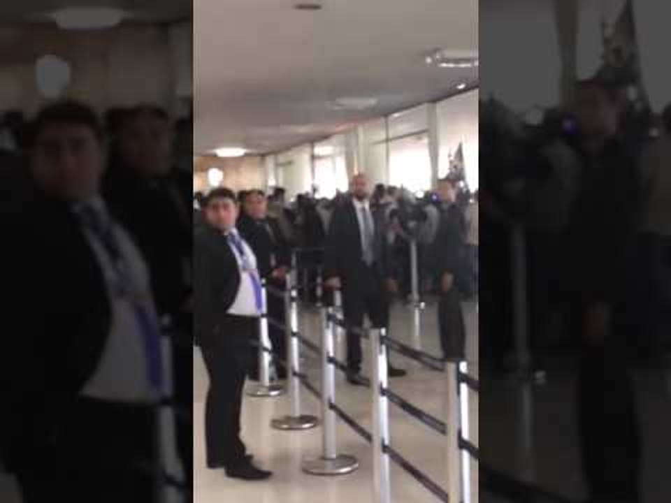 Contra reforma da Previdência, policiais invadem Congresso