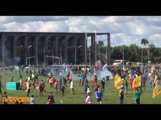 Cavalaria da PM ataca manifestantes em Brasília