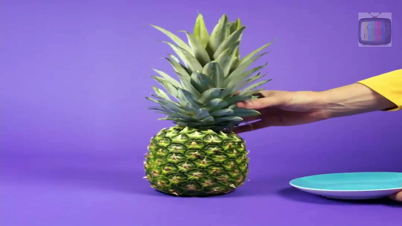 HOW TO CARVE A PINEAPPLE