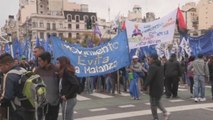 Argentinos marchan en Buenos Aires para pedir fin al ajuste