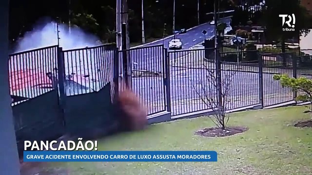 Acidente envolvendo carro de luxo assusta moradores