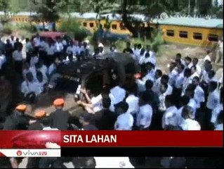 Petugas KAI Jember Usir Paksa Penghuni Rumah