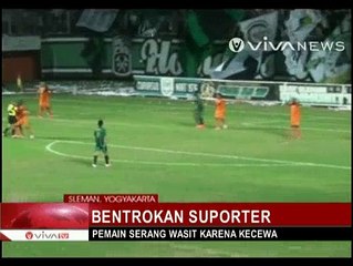 Suporter Bentrok, Pemain Keroyok Wasit