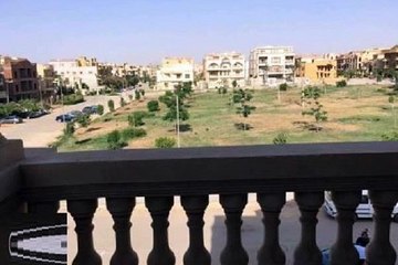 شقه مطله علي حديقه للايجار في جنوب الاكاديميه د بالتجمع الخامس