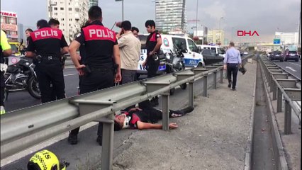 Servisin arka kapısı açıldı: 2 polis yaralandı