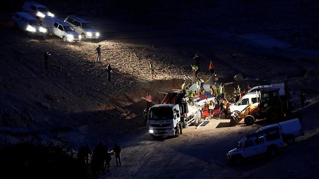 إسرائيل تزيل بيوت صفيح قرب قرية خان الأحمر التي تسعى لهدمها في الضفة الغربية