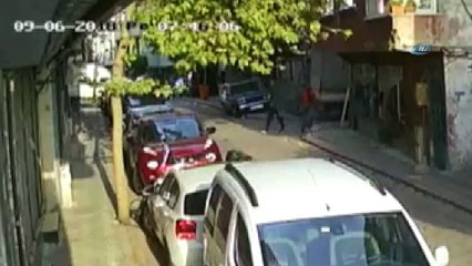 Tırmanarak girdiği evin kapısından yürüyerek çıkan hırsız kamerada