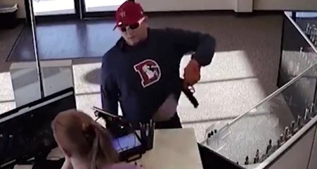 ABD'de Bir Dükkana Giren Acemi Soyguncu, Silahını Kasiyerin Önündeki Alana Düşürünce, Panikleyip Kaçtı