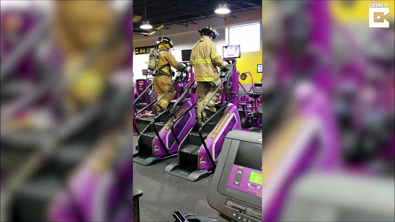 Ces pompiers en uniforme gravissent l'équivalent de 110 étages en hommages à ceux disparus dans les tours le 11 Septembre 2001