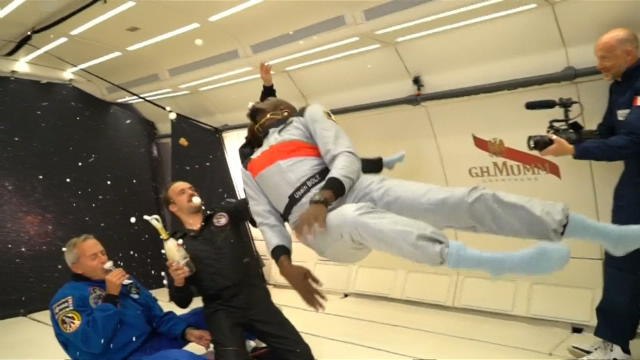 Usain Bolt fait le show dans un avion sans gravité