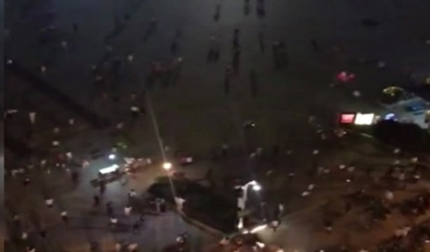 Kalabalığın Arasına Daldıktan Sonra Bıçakla Saldırmış