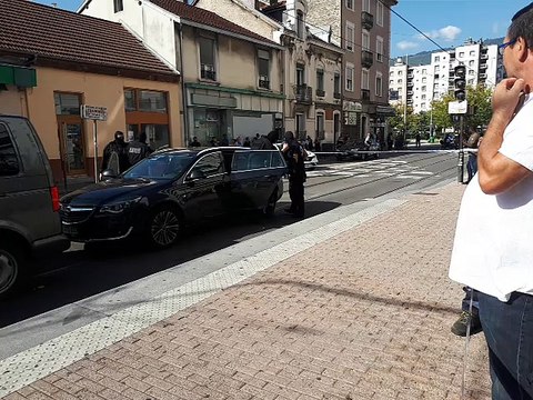 Un homme retranché cours Berriat à Grenoble : le Raid est sur place (2)