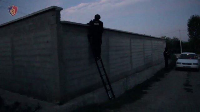 Ora News - Policia hape deren! Publikohen pamjet e operacionit ne Nikel te Krujes