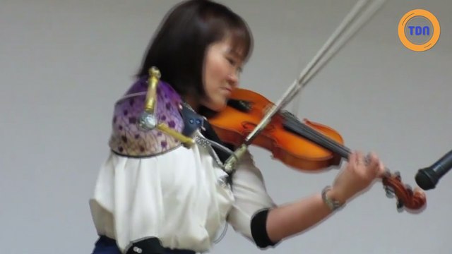 Une violoniste joue du violon à la perfection avec un seul bras !