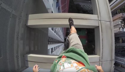 Il escalade un gratte ciel sans protection et fait des tractions dans le vide au 38ème étage