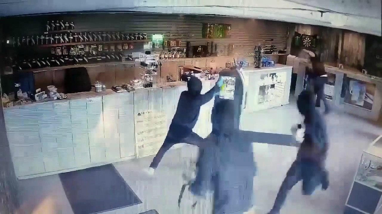 Ce patron se fait gazer par des braqueurs mais réussi malgré tout à les mettre en fuite