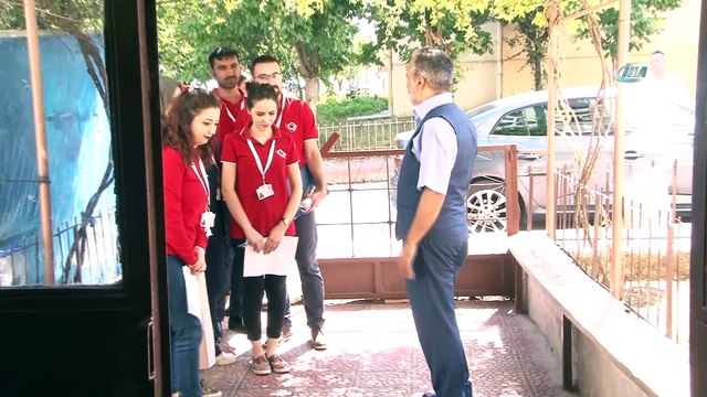 Kapı kapı gezip halkın derdine derman oluyorlar