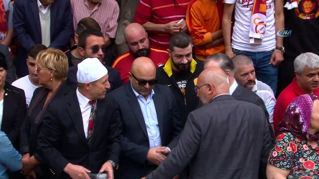 Taçsız Kral Metin Oktay mezarı başında anıldı