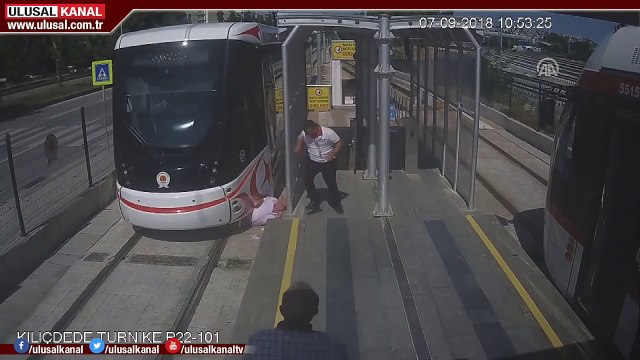 Un homme passe sous un tramway (Turquie)