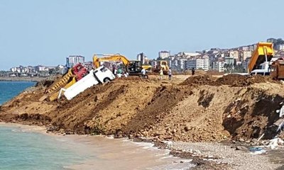 Trabzon'da deniz dolgusu çöktü; 3 kamyon kıyıda asılı kaldı