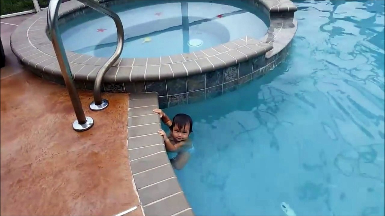 Ce bébé d'un peu plus d'un an est parfaitement à l'aise pour nager dans l'eau