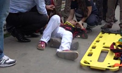 Kaldırımda yürüyen anne ve kızının üzerine reklam tabelası düştü