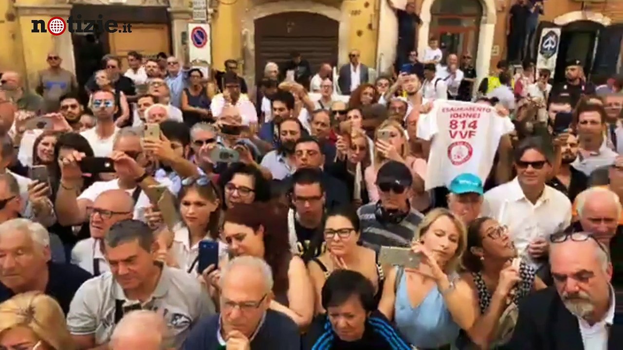 Salvini a Bari, bagno di folla "Con la Lega in Puglia, notifica di sfratto per Emiliano" | Notizie.it