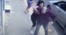 Genç Kadın, Sokak Ortasında Kendisini Rahatsız Eden Erkek Arkadaşını Defalarca Bıçakladı