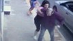 Genç Kadın, Sokak Ortasında Kendisini Rahatsız Eden Erkek Arkadaşını Defalarca Bıçakladı