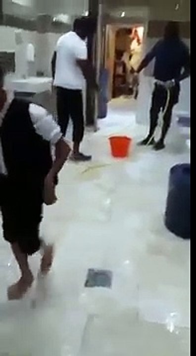 Sadio Mane cleaning the mosque toilets and wudhu area.