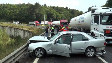 Otomobil beton bariyere çarptı: 4 yaralı - DÜZCE